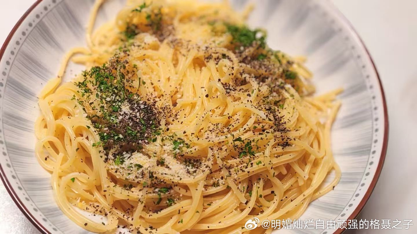 晨光不是闹钟，是泼在窗台的一杯橘子汁。 