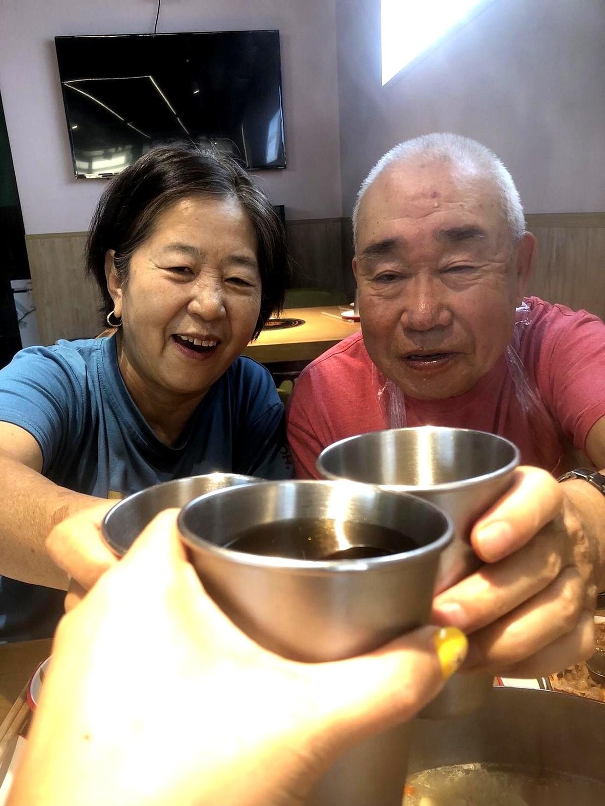 丈夫去世快九年后，女人带着因脑出血落下残疾的公婆去吃了顿生日火锅。
公公的智商在