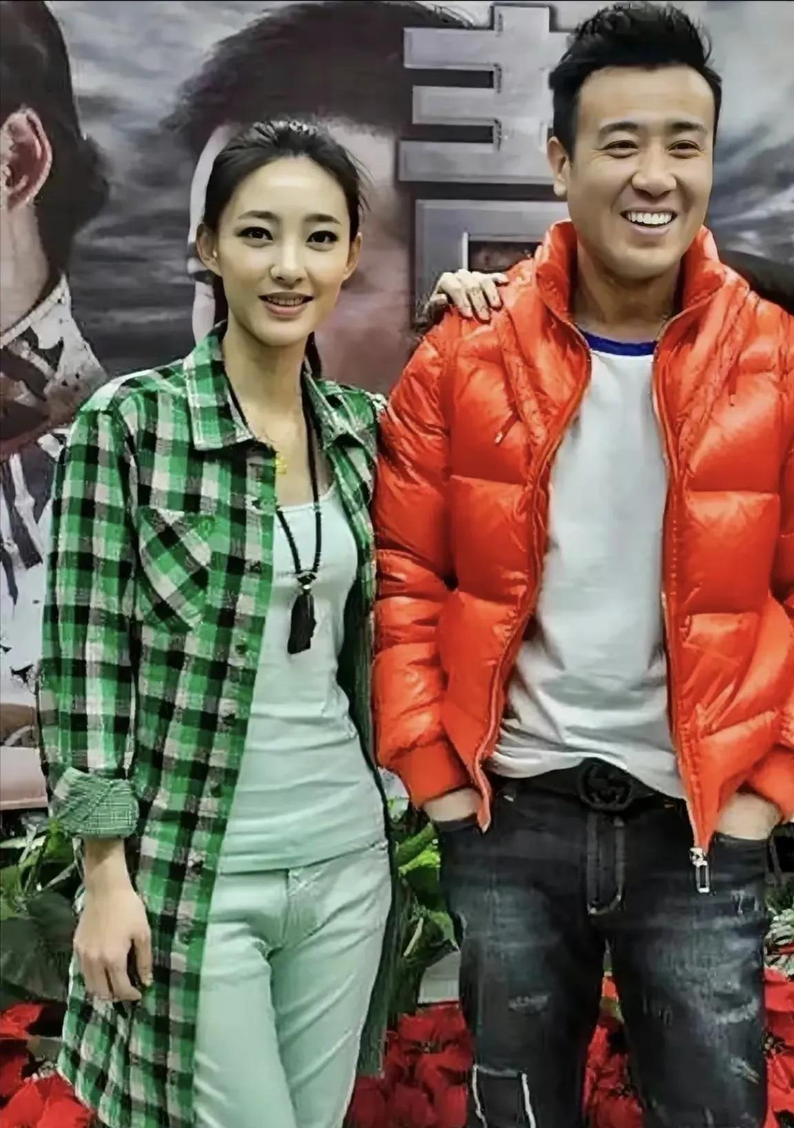 右边于和伟，左边这位美女是谁啊！她端庄秀丽，落落大方。
一袭绿色格子衬衣，清新又
