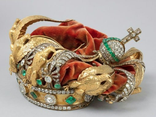 卢浮宫展出窃贼逃跑时遗落的皇冠博物馆工作人员告诉法新社，这顶严重受损的皇冠缺失了