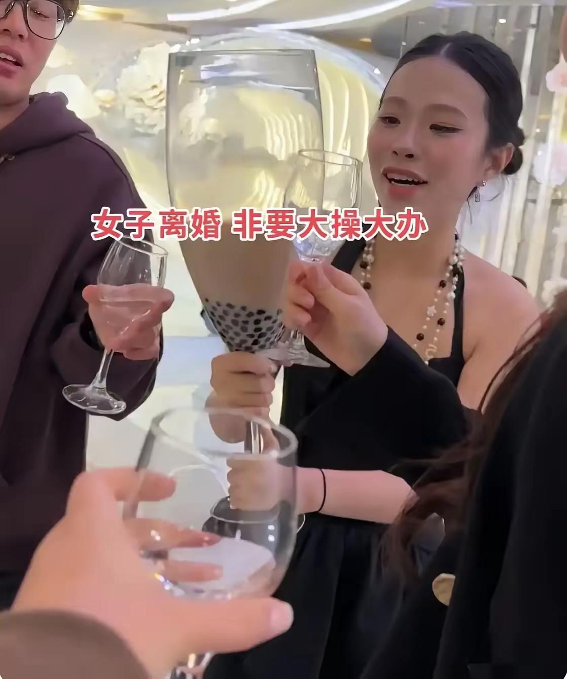 “这下真光宗耀祖了！”女子离婚大办宴席高调庆祝，闺蜜还拉着横幅高调助阵！网友吵翻