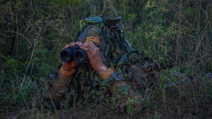 隐蔽渗透、目标侦察、袭击捕俘……近日，陆军第82集团军某旅侦察分队开展多课目连贯