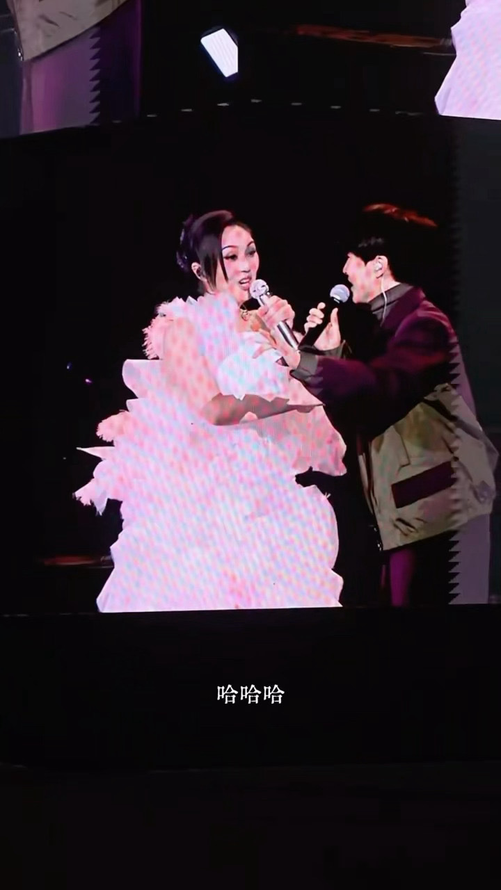 杨千嬅 比我更癫的人出现了这位男歌迷的尖叫穿透力简直是核爆级💥 千嬅姐当场认证
