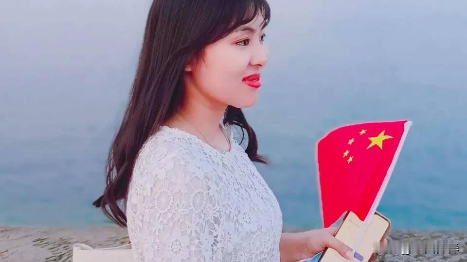 #秋日生活打卡季#
上联:红旗猎猎迎风展
下联:礼炮声声动地鸣
        