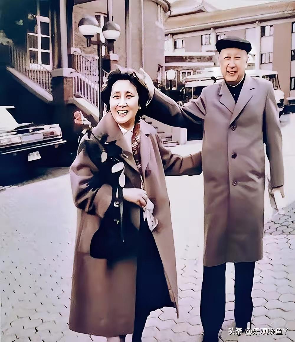 1987年那张钱学森和蒋英的合影，真的太戳人了。很多人以为是德国街头，其实是风景