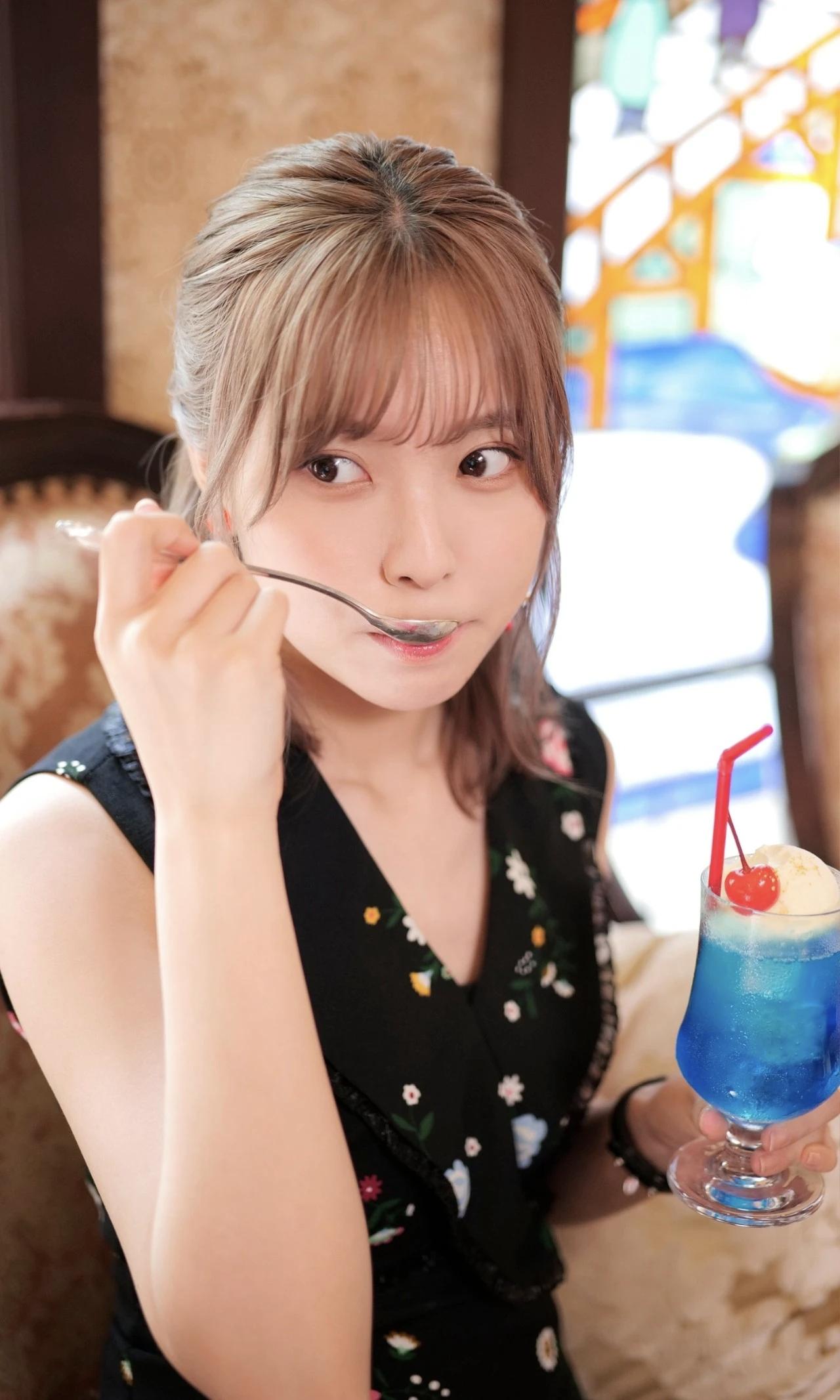 元气少女与梦幻蓝饮，甜蜜瞬间定格！🍧💖气质穿搭怎么穿才恰到好处? 氛围感出片