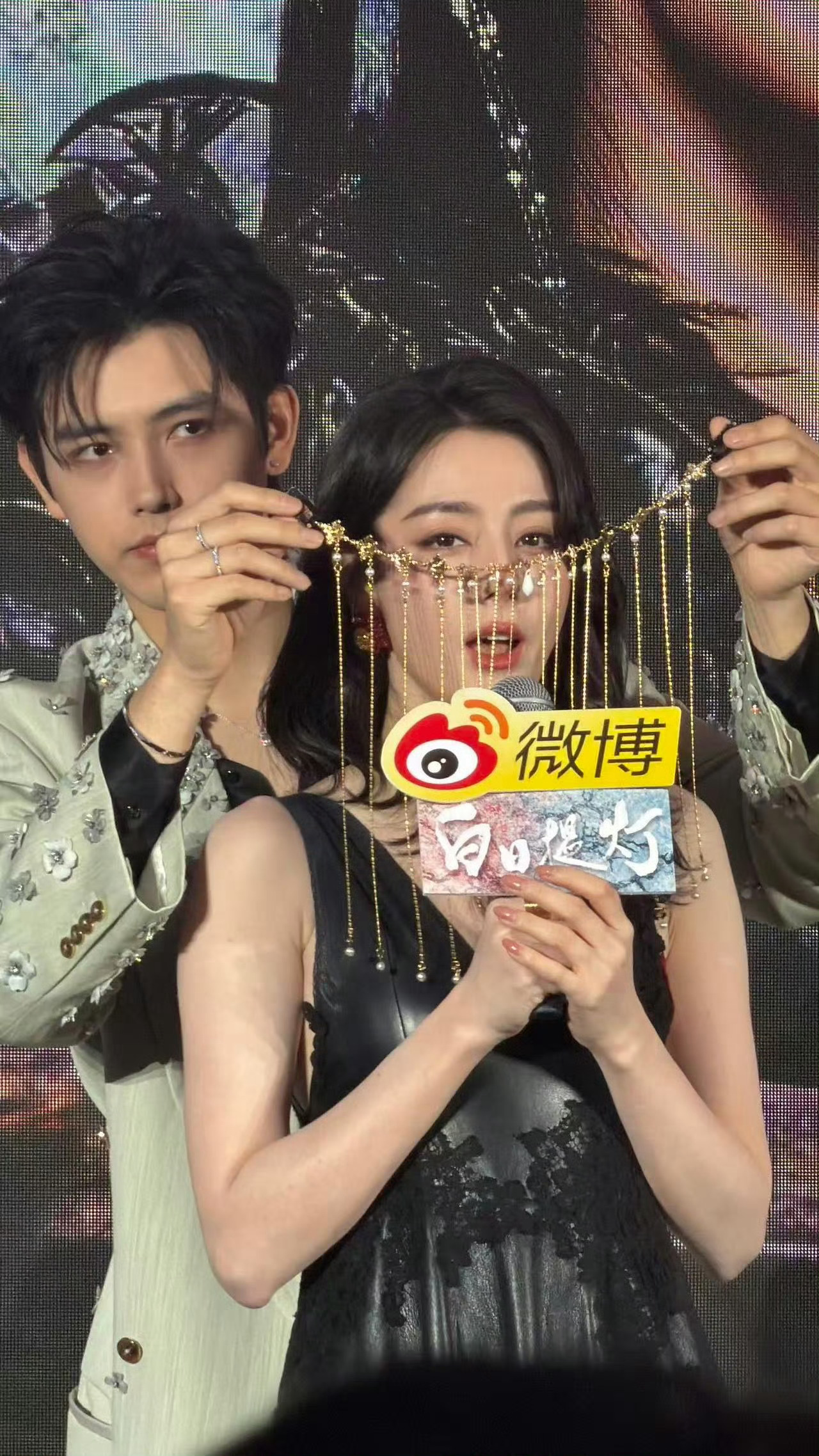 陈飞宇给迪丽热巴戴脸链 指尖轻触瞬间心动，绅士又浪漫，互动太好磕了 