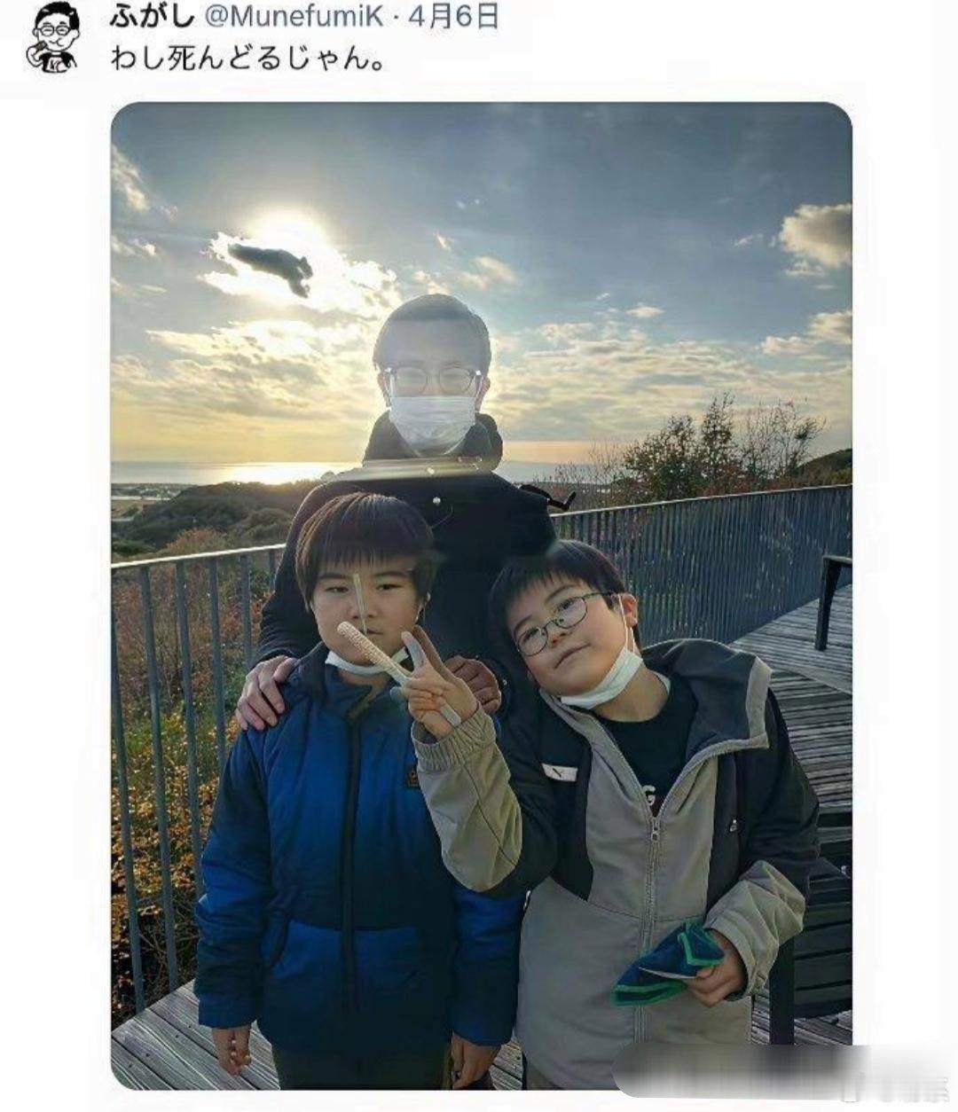 日本网友发贴，跟孩子合照的时候，被拍出了斯人已逝的感觉 