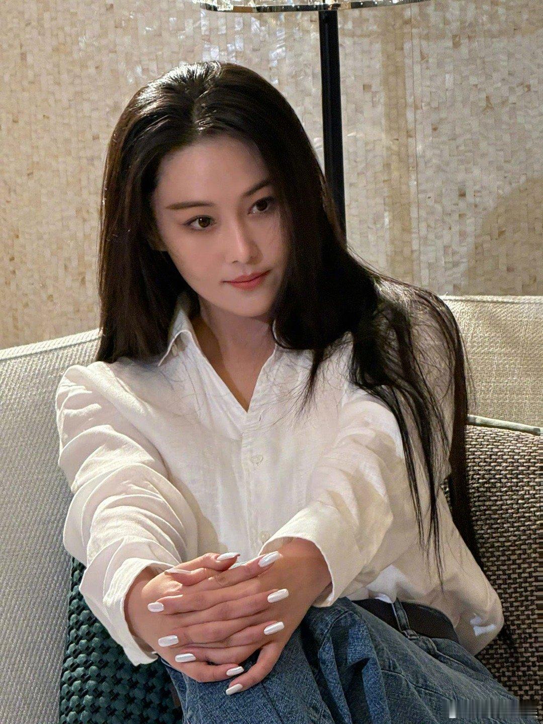张馨予魔镜粉美甲张馨予白衬衫随拍张馨予白衬衫随拍，很美，好看 ​​​