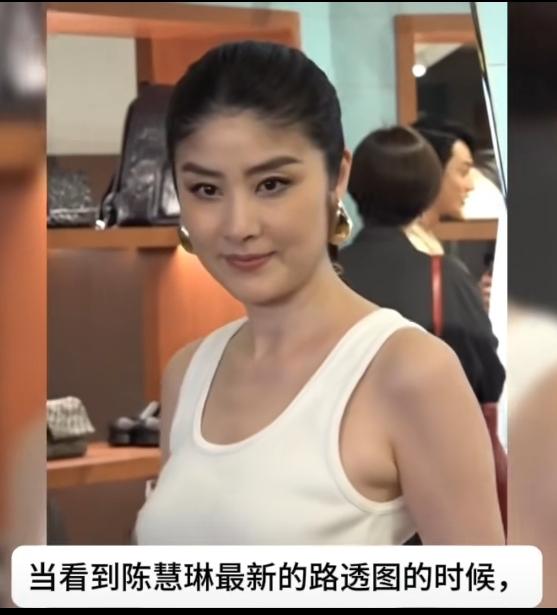 香港第一美人官宣复出！52岁美过25，把小鲜肉老公熬成爹！她咋做到的？