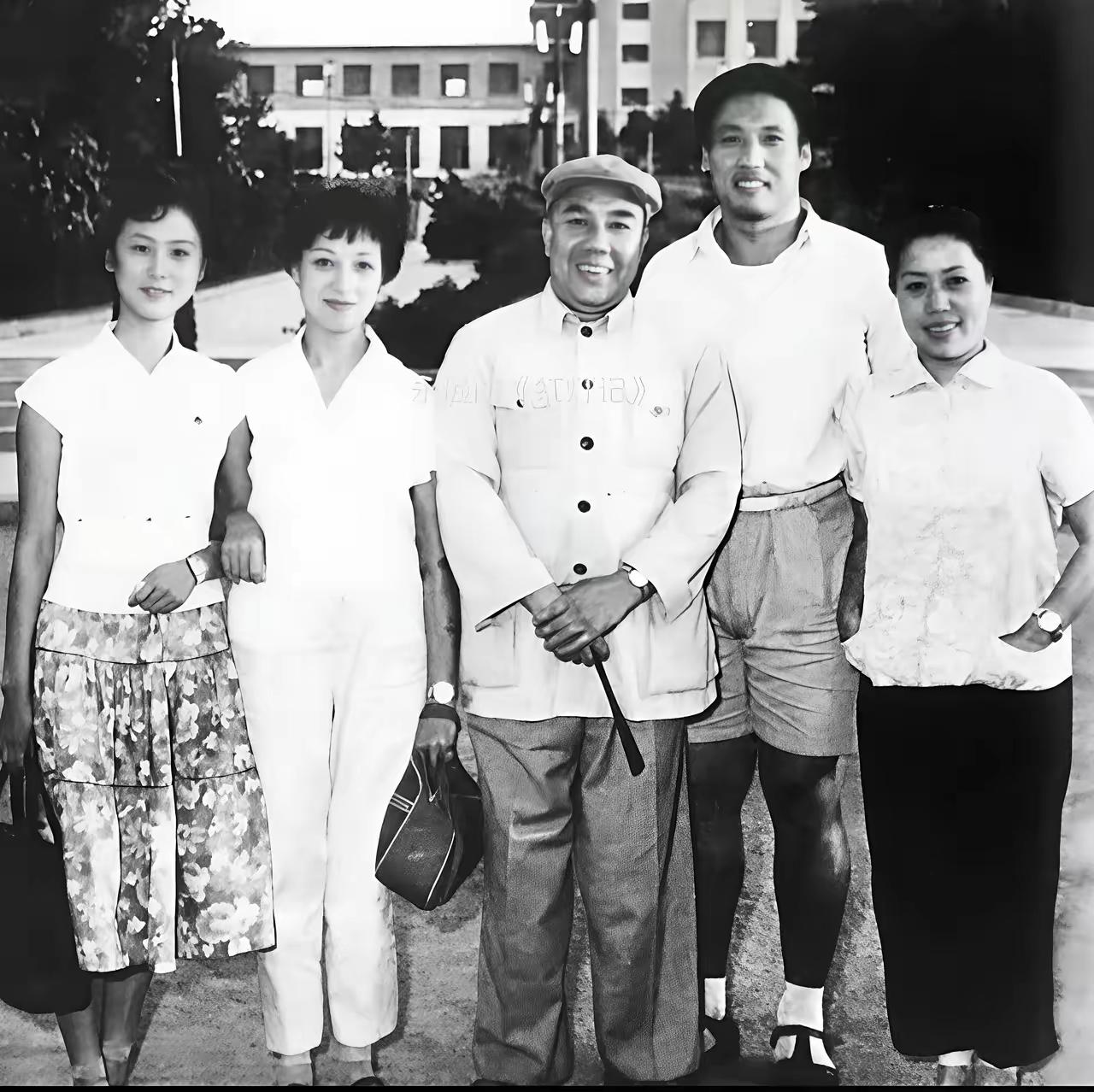 这张照片上是现代京剧样板戏《红灯记》的几位主演，饰演李铁梅的刘长瑜（左1），饰演