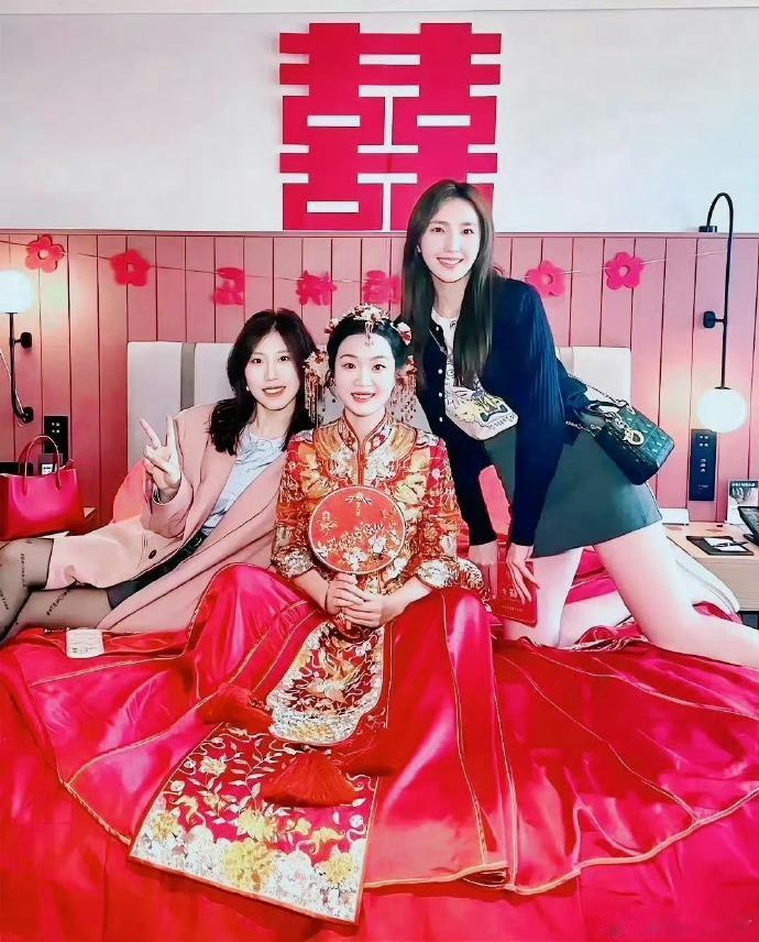 黑衣服伴娘，有点喧宾夺主吧？