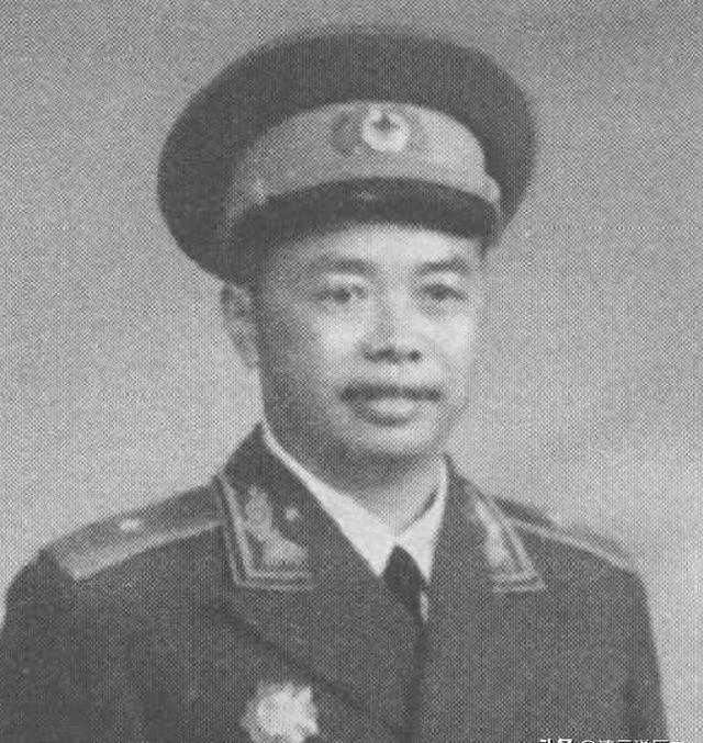 1940年，新四军政委蔡永受伤，危急关头，一年轻少女假扮他的妻子，把他藏在床上，