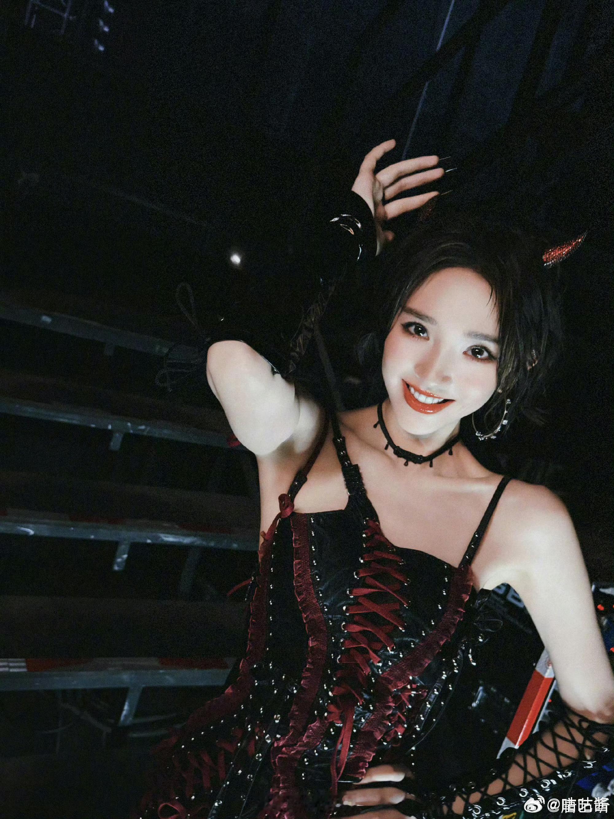 唐艺昕回应偷摸说话唐艺昕回应开头说悄悄话 有意思，唐艺昕回应开头悄悄说话 