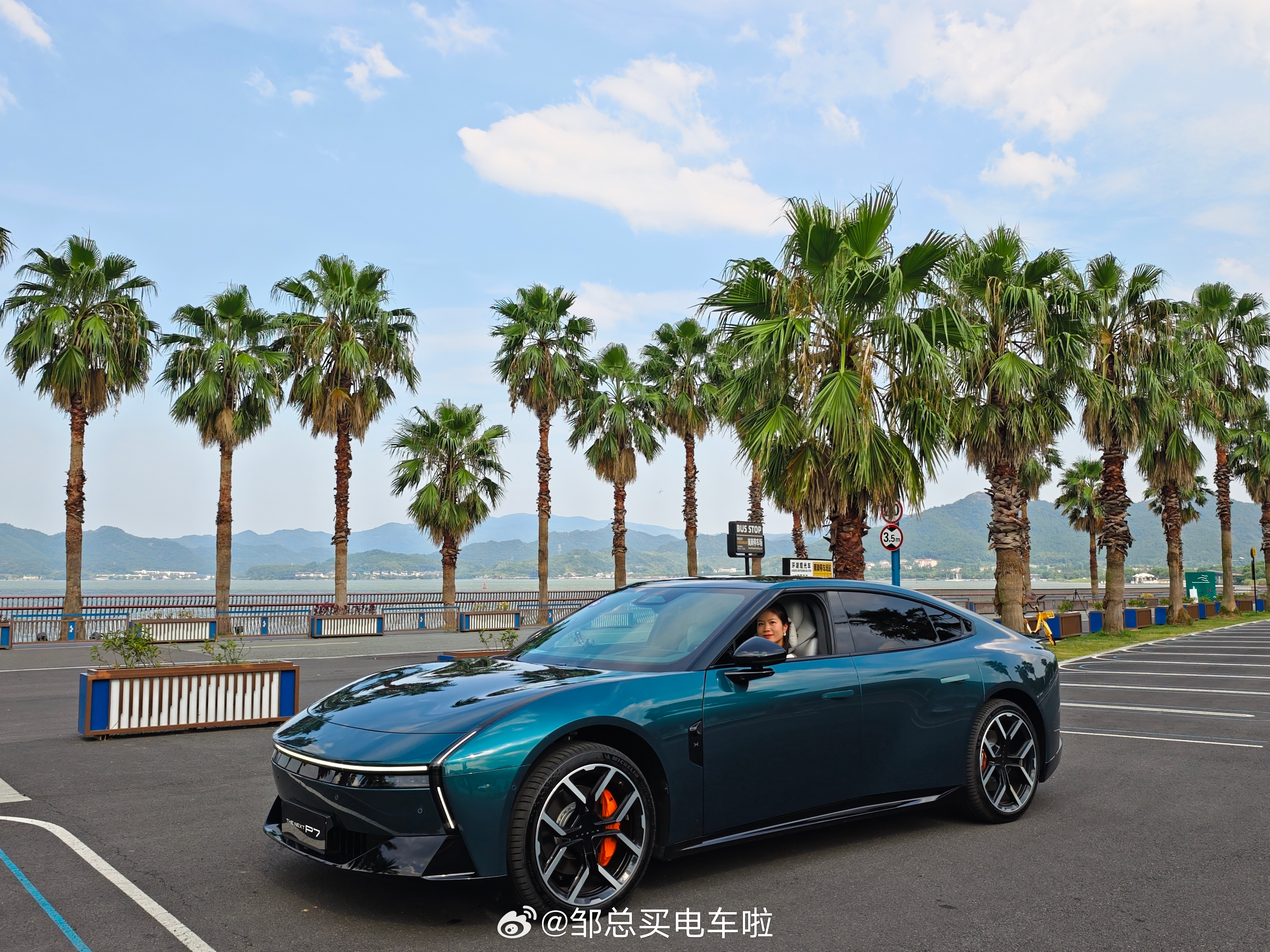 全新小鹏P7不只靠颜值“圈粉”，坐进驾驶座后，它的驾驶乐趣同样让人欲罢不能，我就