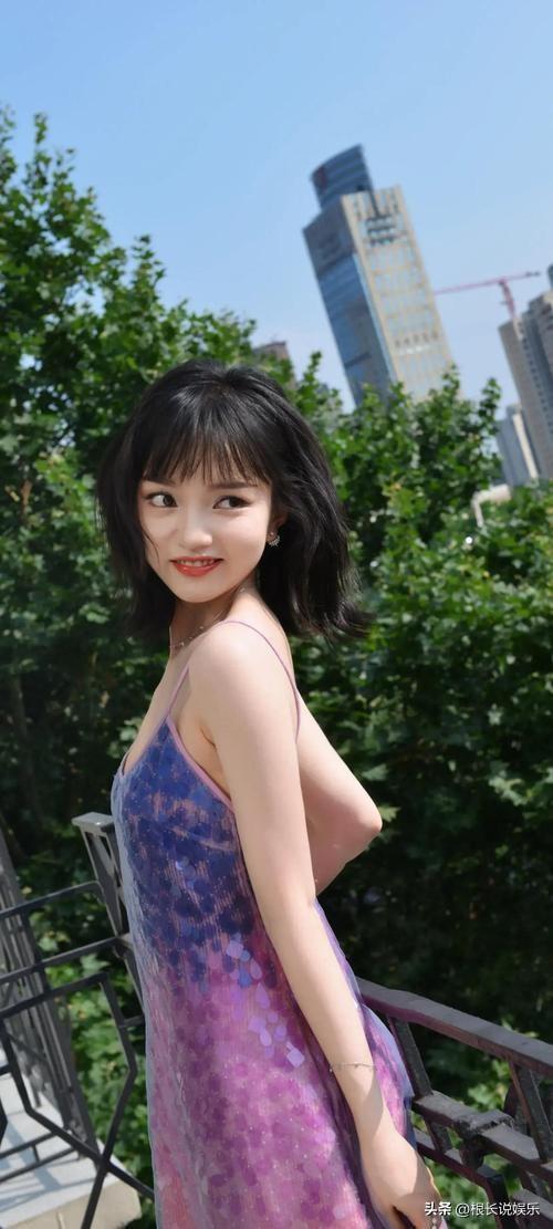 🚲陈昊森兰西雅被拍骑共享单车约会！红灯路口搂腰贴贴，车筐里晃着同款骑行帽，餐后