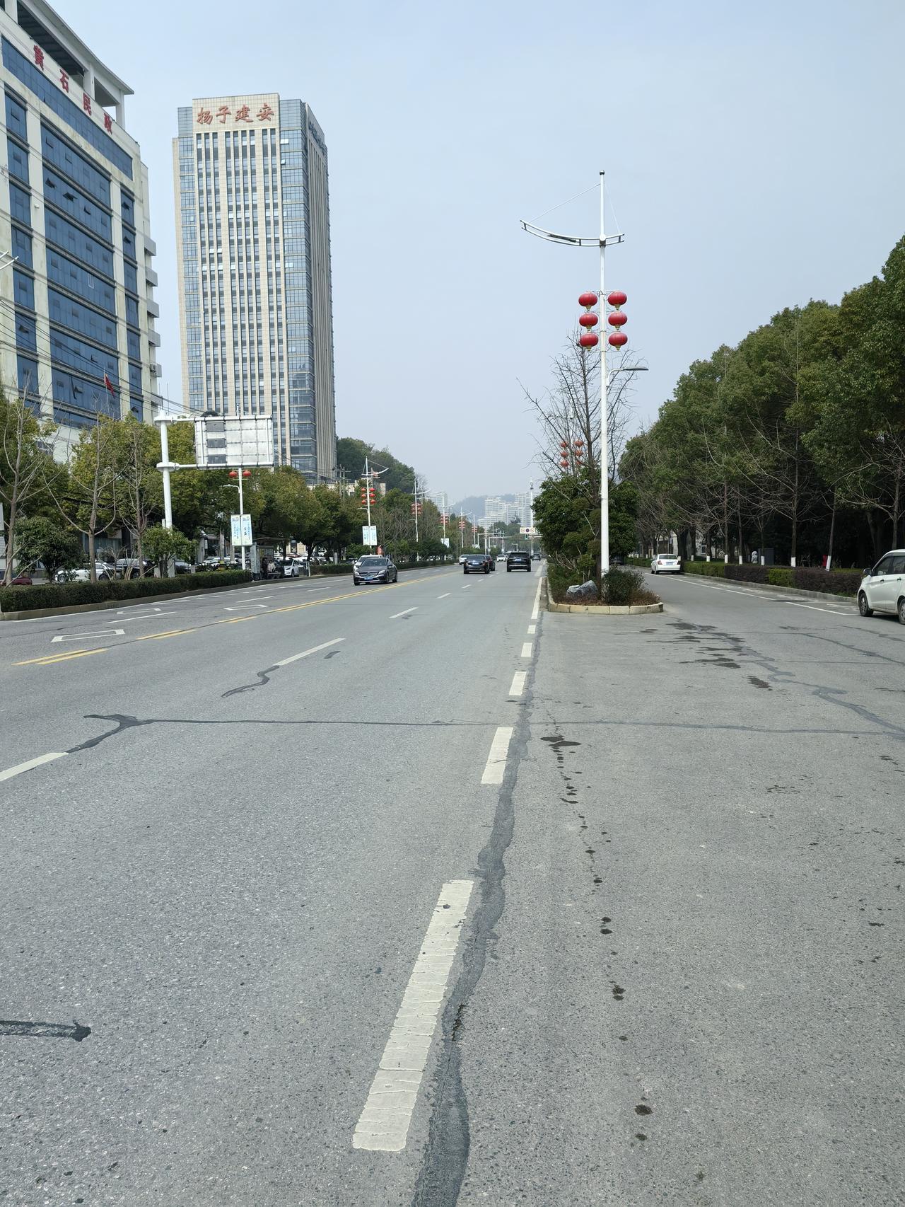 推进农业转移人口市民化对经济的积极影响可太大了。从消费层面看，城乡居民消费支出比