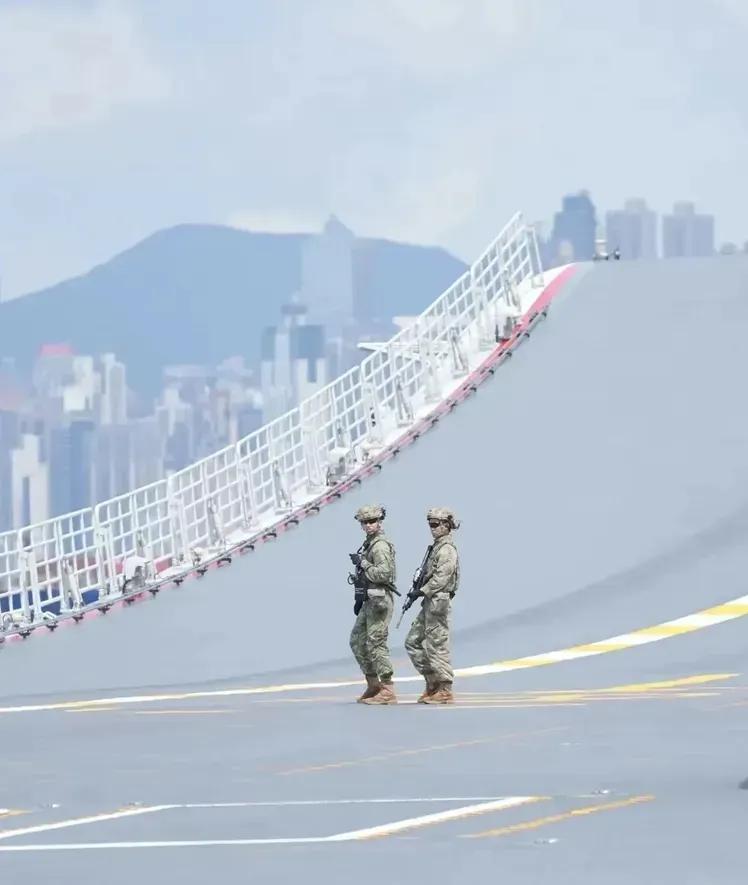 山东舰的滑跃甲板看起来也太翘了吧！就像是立起来的一堵墙似的，看起来就跟滑滑梯的角