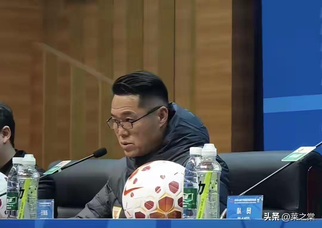 看不懂山东泰山这是什么操作，主教练、教练组组长分别是宿茂臻、韩鹏，宿茂臻只是挂名