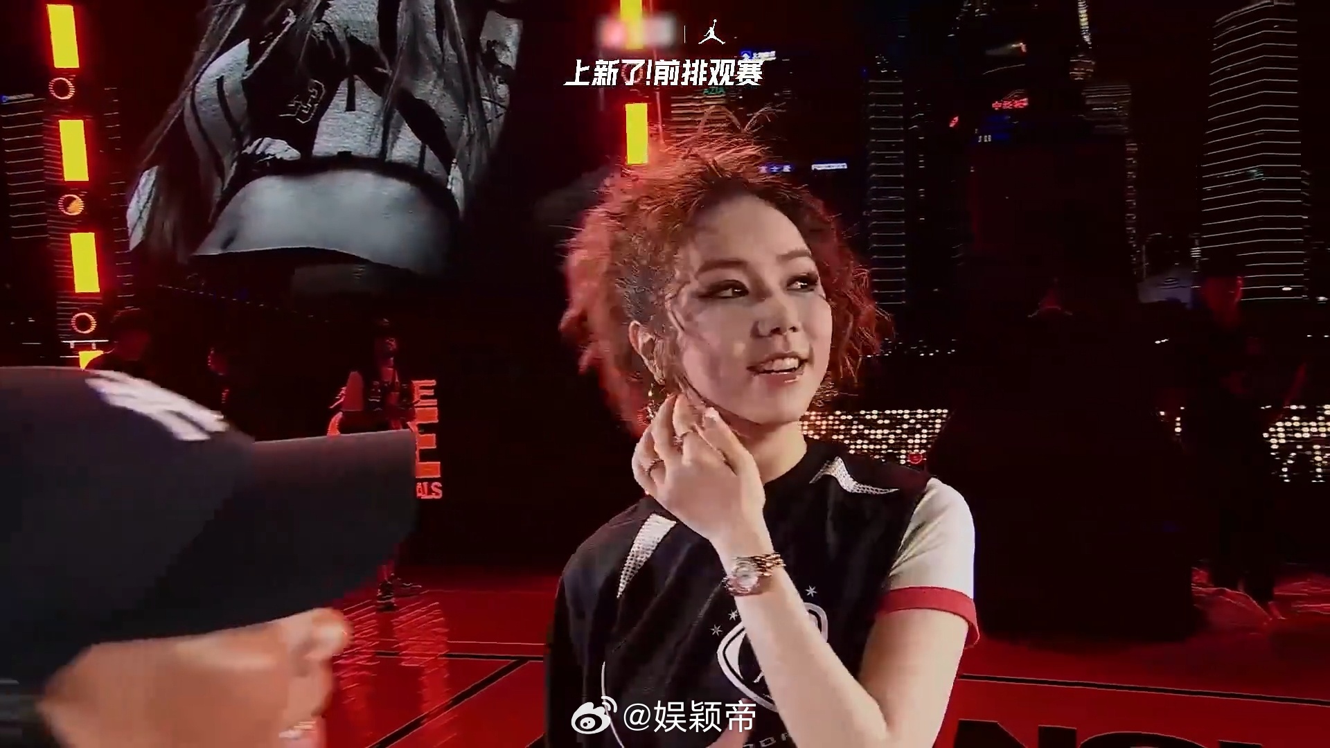 邓紫棋拉美卷辣妹跳出熟悉的造型路线，邓紫棋这次大胆换新发型，抛开粉丝滤镜，整体的