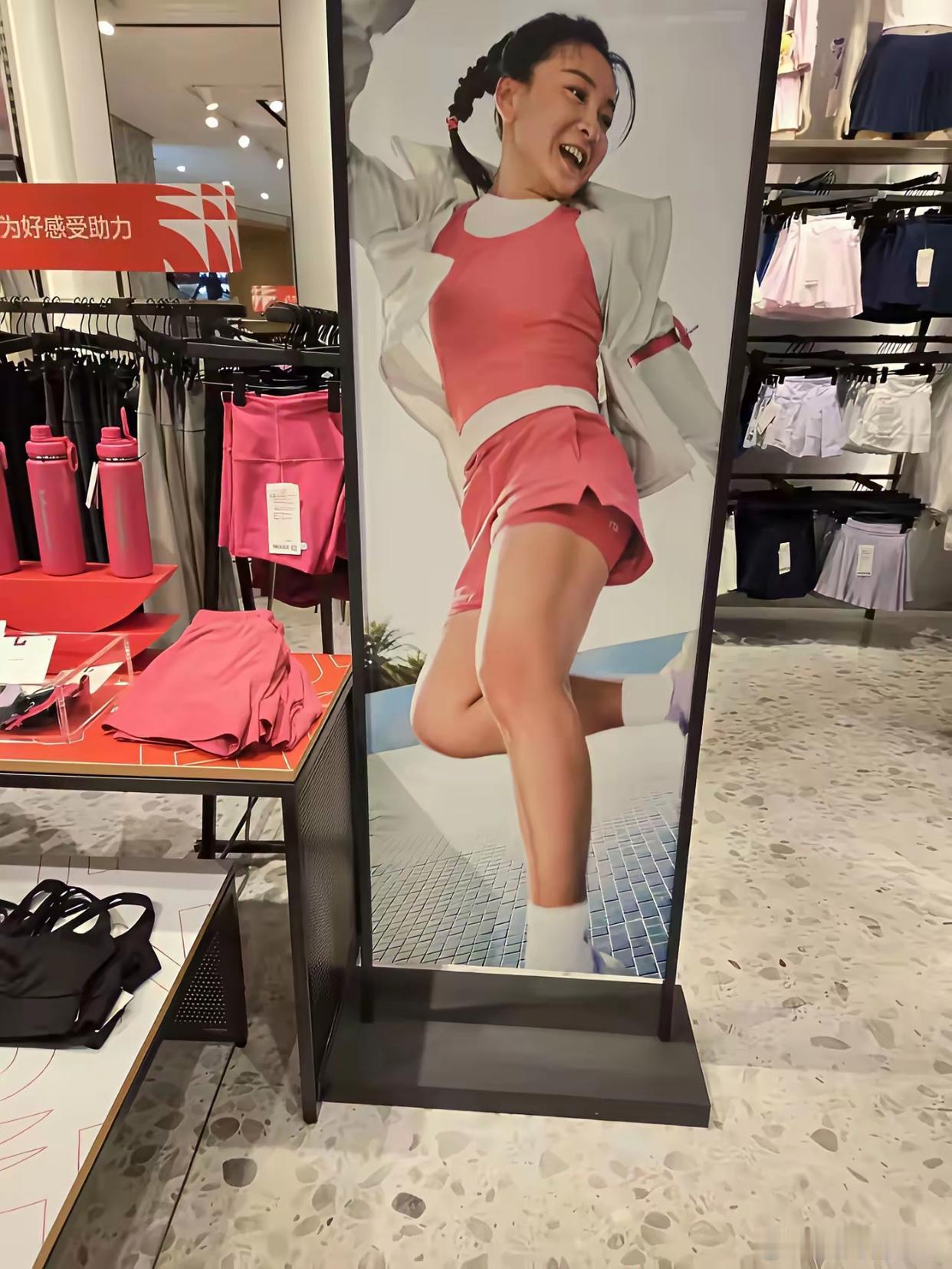 看到店里贾玲代言的lululemon海报，网友直接坦言“不想买了”。明明是在大笑