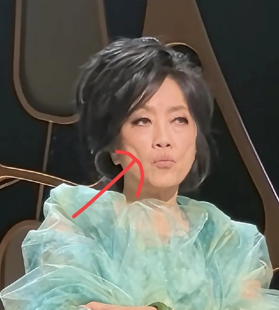 这次芒果台《歌手2026》的操作着实有些难看，两个老前辈，一个第一，第一淘汰。