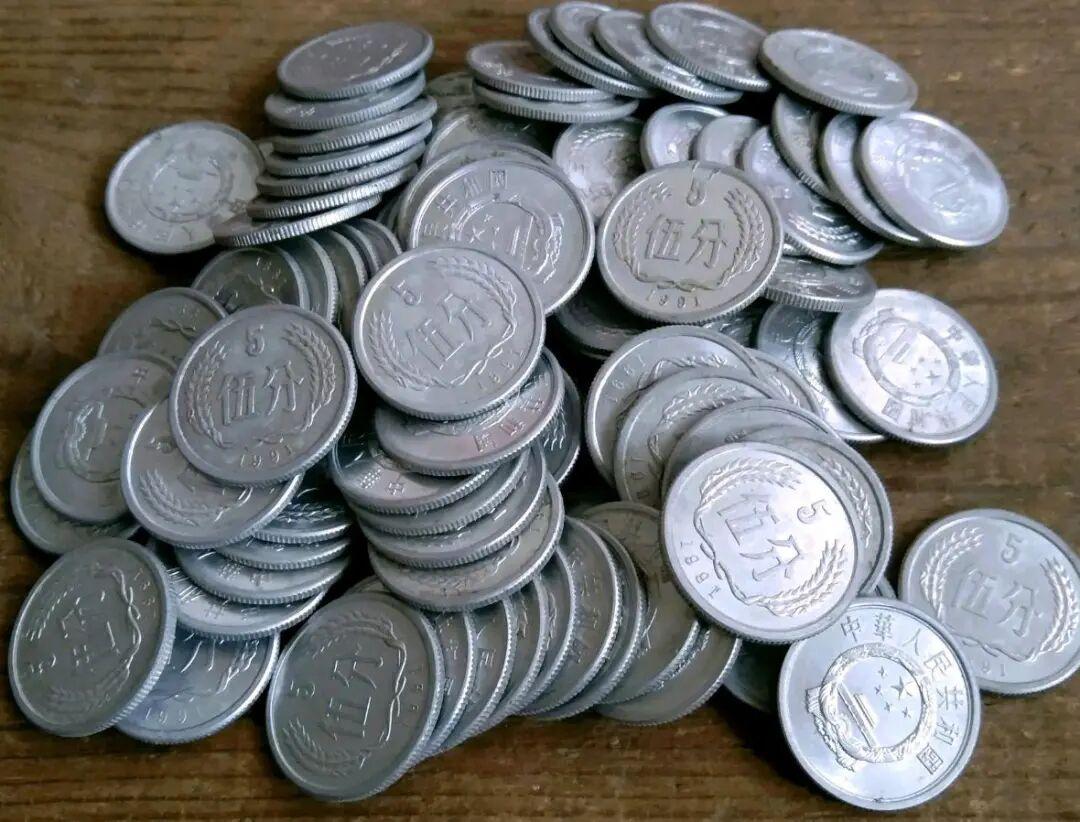 溢价66万倍！一枚普通的1分钱，别当废品扔了
你的家里如果还有那种老式的饼干盒子