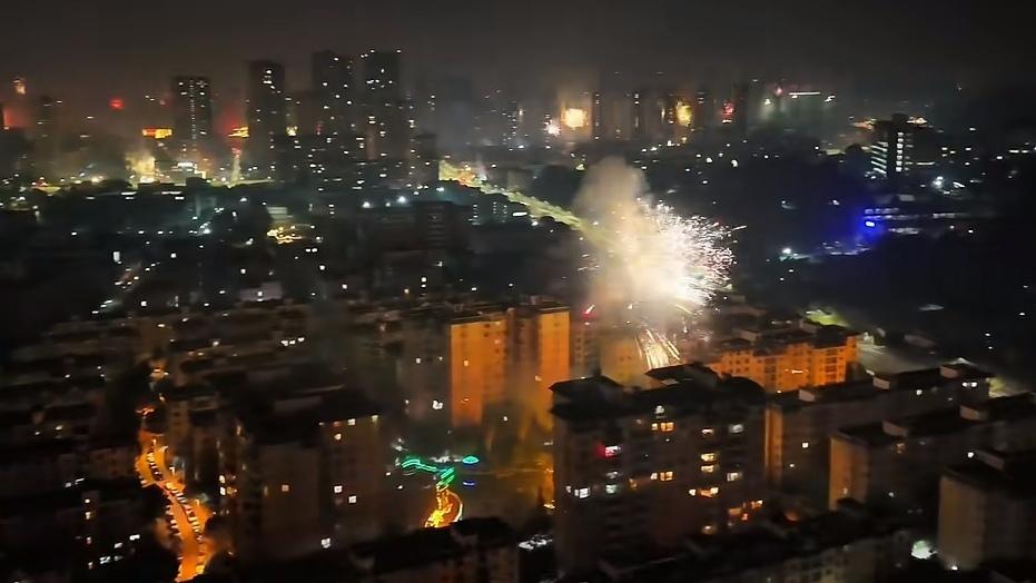 🔥零点烟花炸裂！昆明今夜无眠
 零点钟声撞响春城，满城烟花瞬间腾空点燃夜空。金