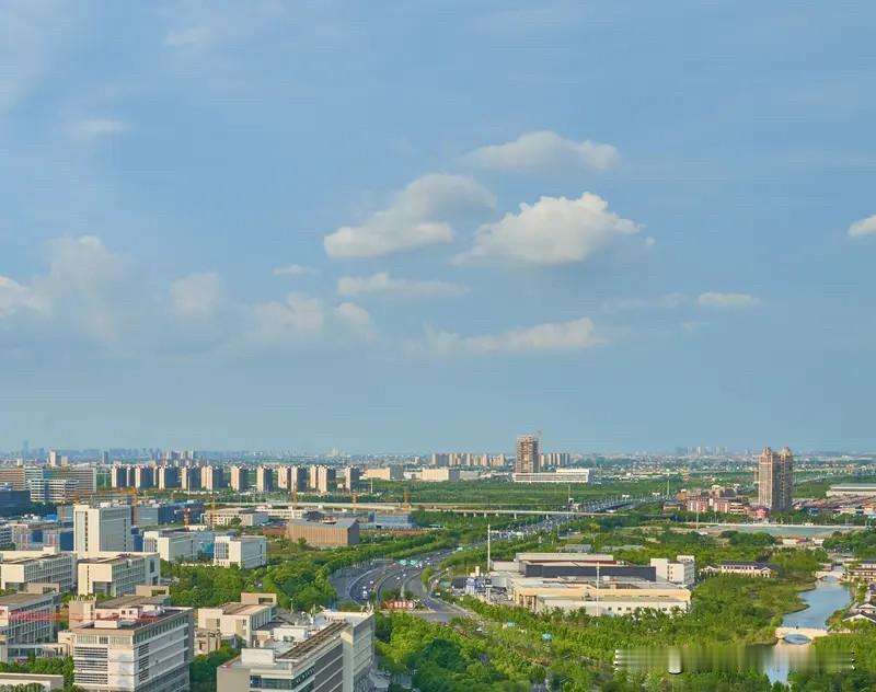 南通房东要熬出头了。
在去年上半年的时候，南通楼市的崇川区房价从1.5万降至1.