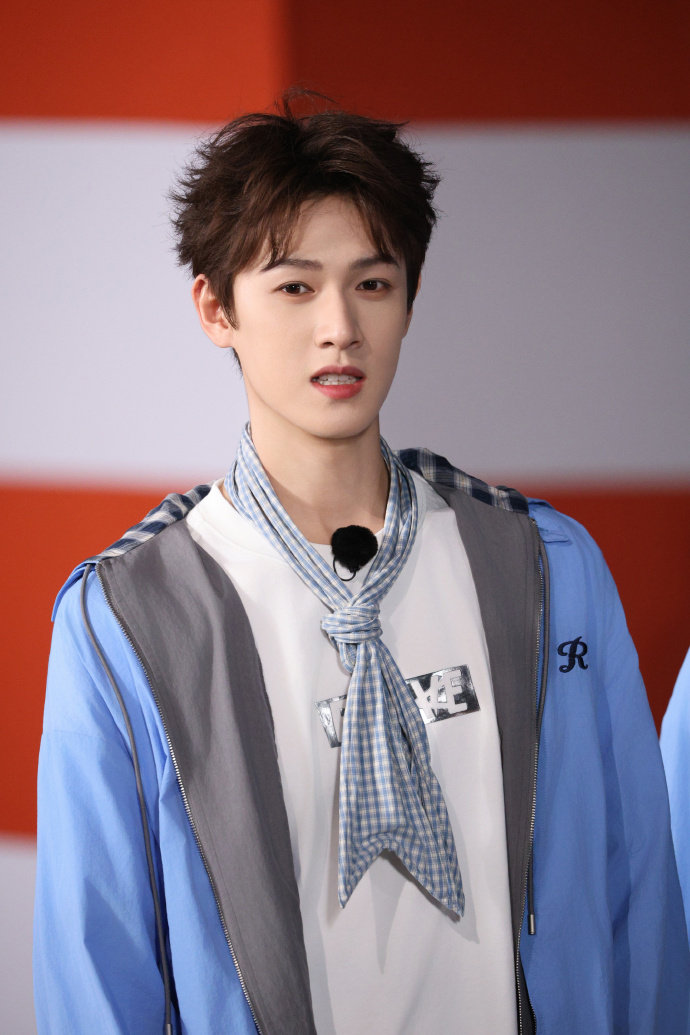 李昀锐正是闯祸的年纪 李昀锐粘掉了沙溢假发片李昀锐正是闯祸的年纪，小心翼翼的撕掉