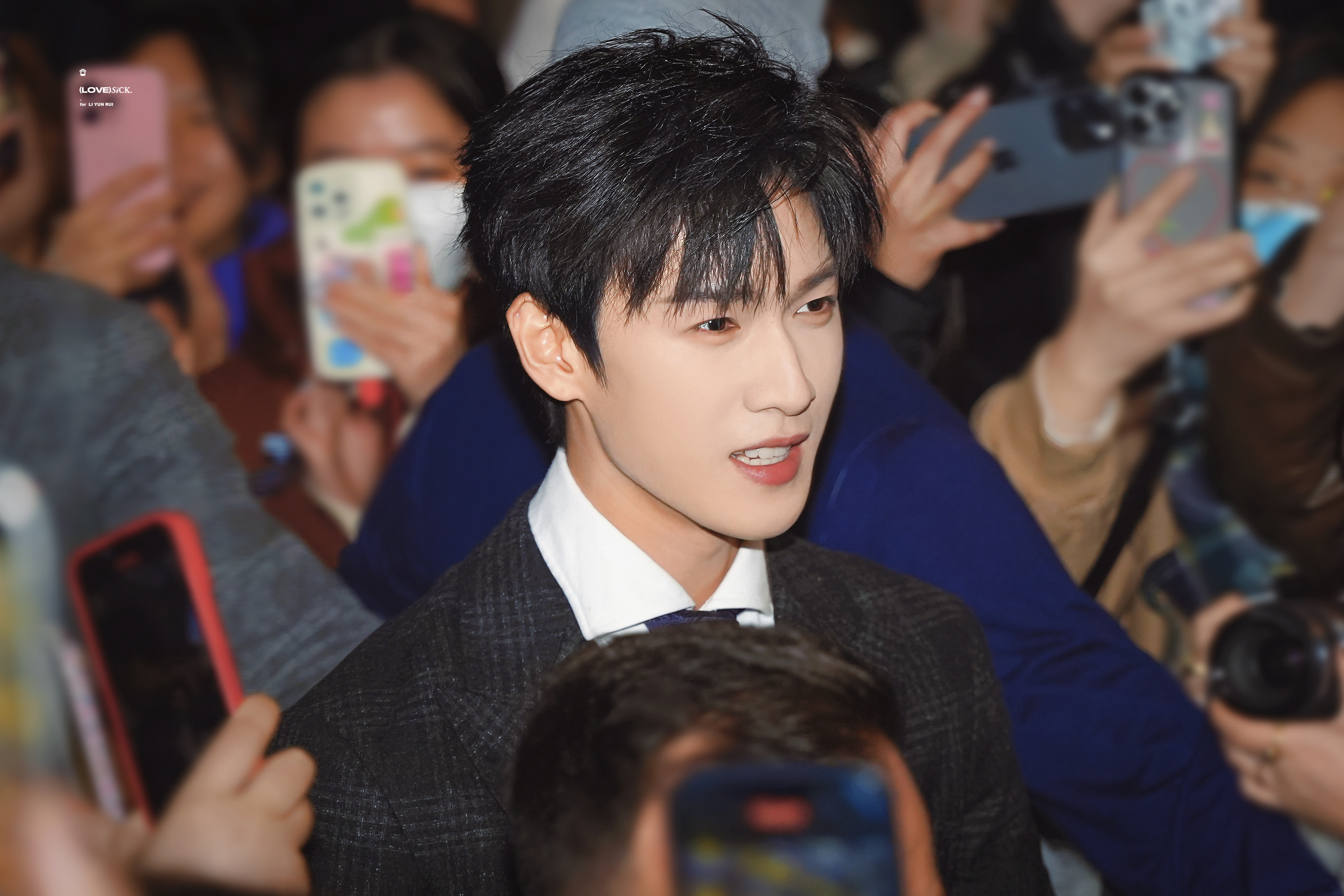 强闪光灯下的李昀锐  李昀锐修勾撒娇 记录耀眼的小林📸📸📸 