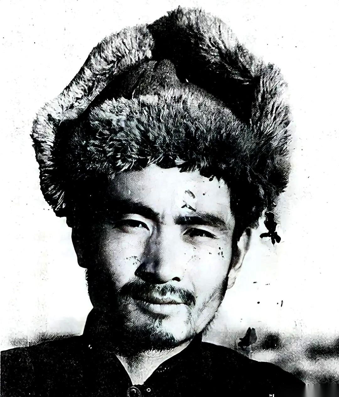 1960年，吉林敦化。公社调查员翻着敌伪档案，走进一个农户的院子。
老农正蹲在墙