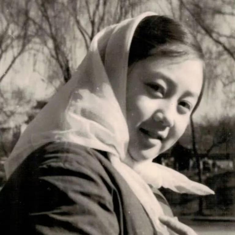 利智少女时代，在陕西西安定居期间，来到兴庆公园玩耍，一张罕见的留影，虽然照片是黑