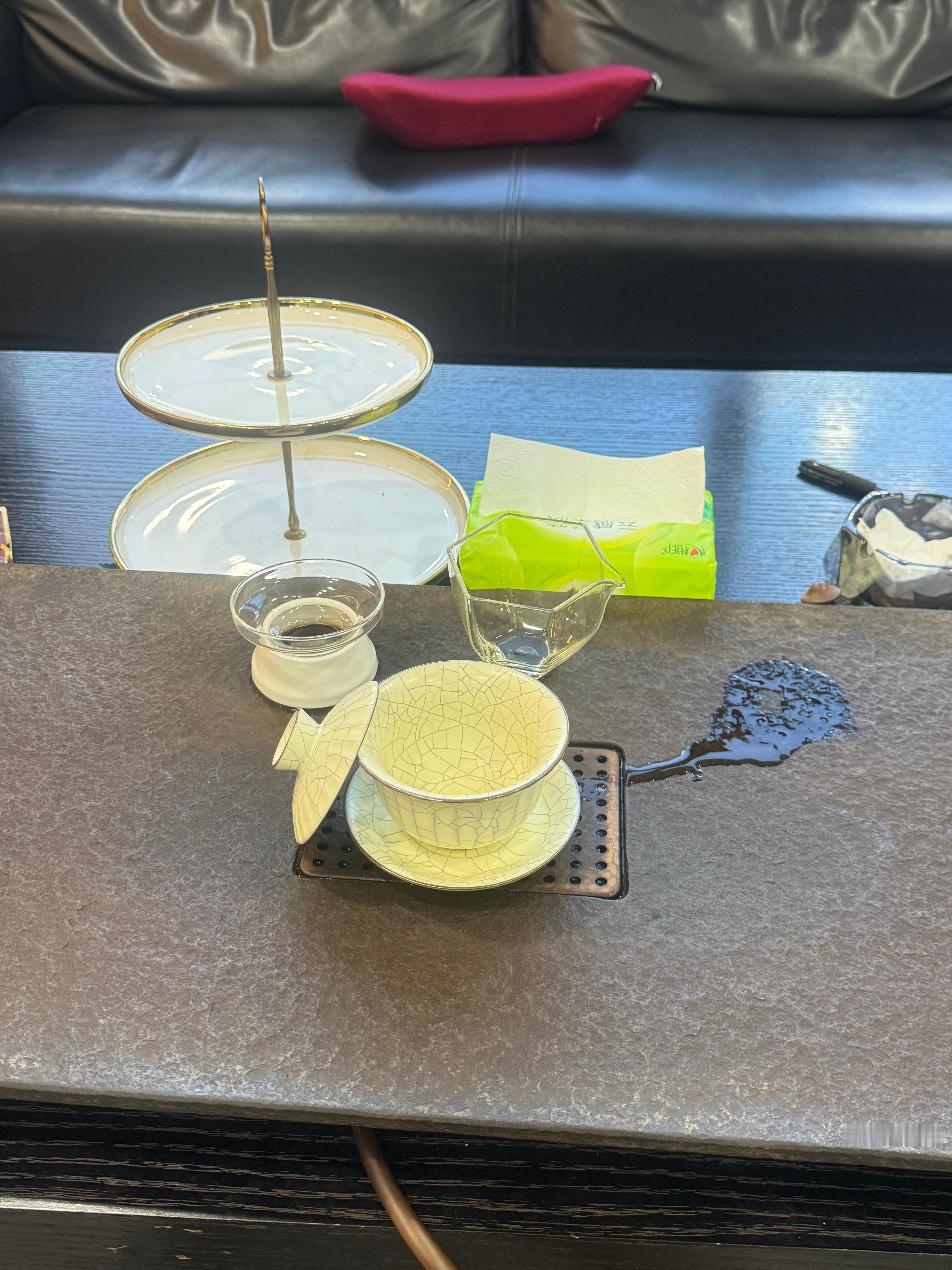 本来想今天给自己放个假了，没想到客户一个电话要来公司。呲溜一下一脚油门又到店里了