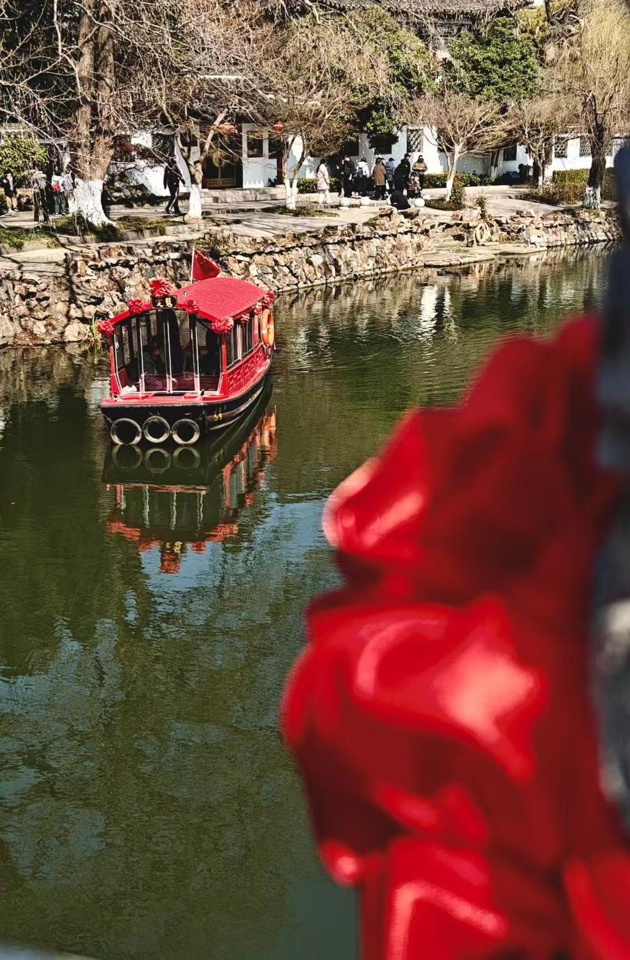 天南地北大拜年红船摇碎一河春，石岸人家，游人如织，这江南的热闹与清欢，都藏在这抹