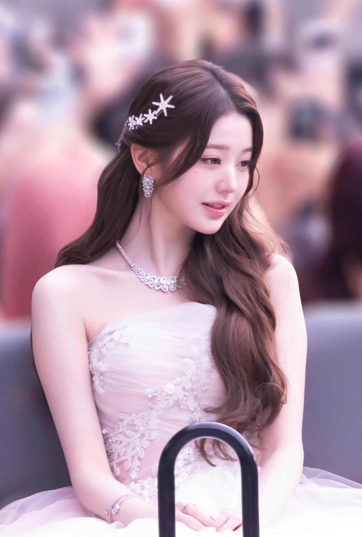 张元英的职业素养强得可怕，很少看到妹宝失去表情管理，如此美萌的小公主就算在活动现