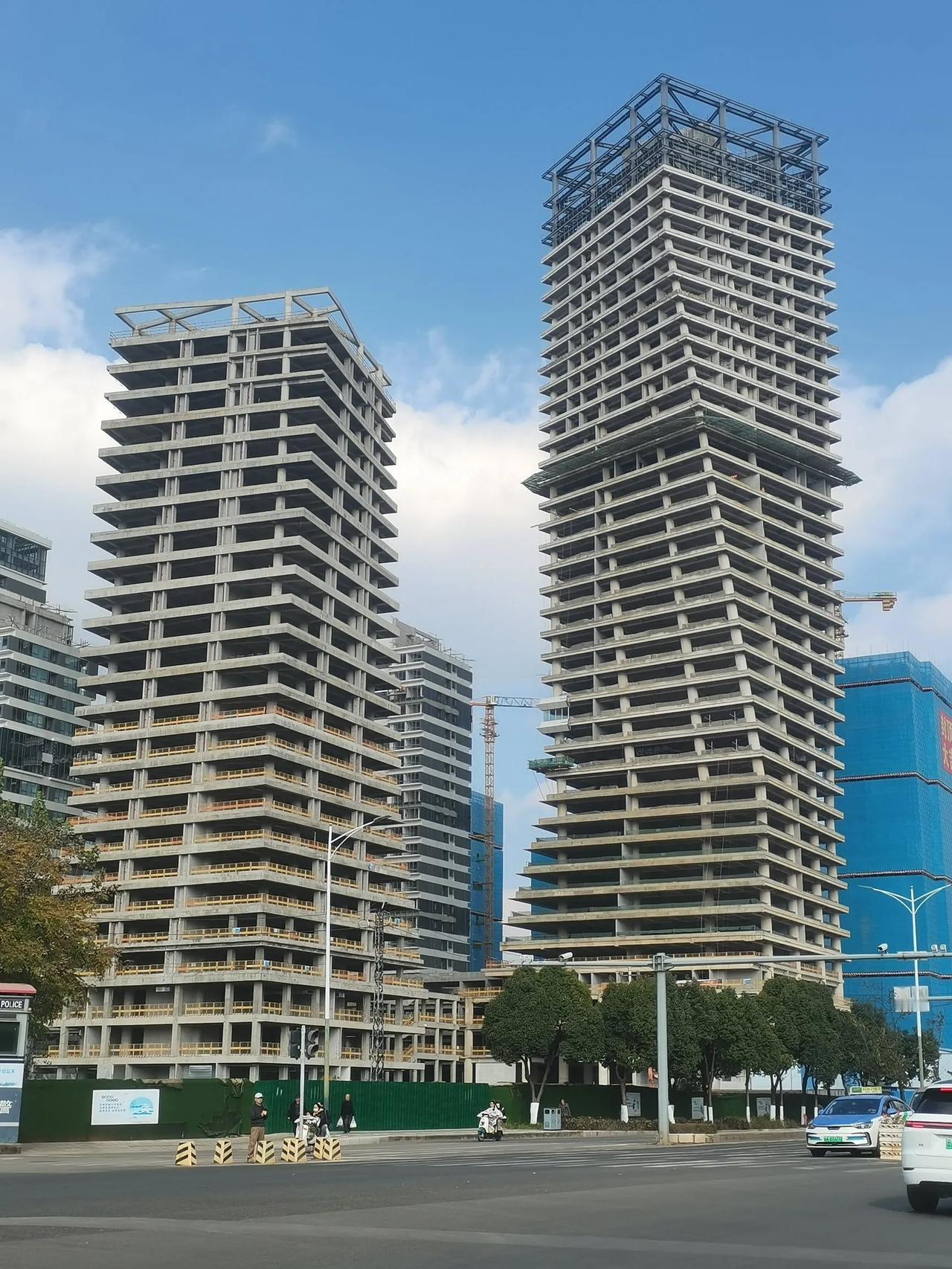 盘龙区山水新城这边，位于北京路延长线上，盘龙区政府前边一点，这个楼以前还觉得造歪