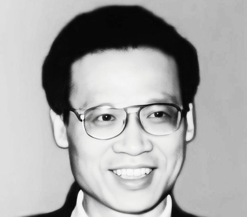 他47岁被授少将，54岁主政福建，被誉为"清廉救火书记"，61岁逝世，福建人民至