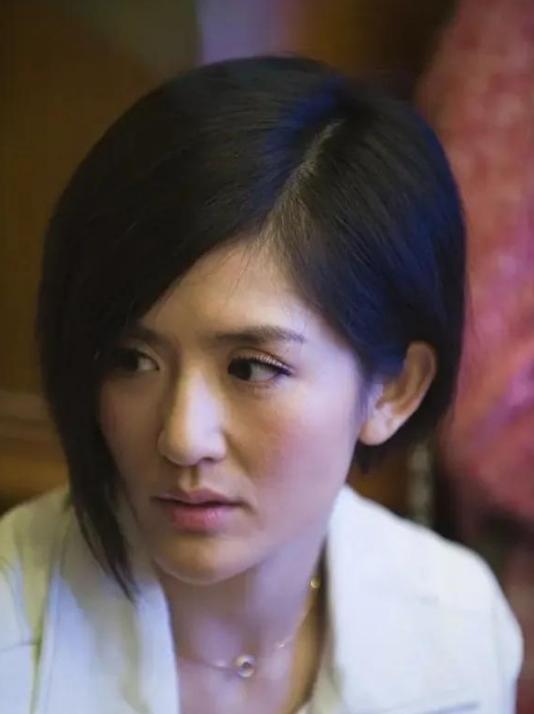 一次，谢娜在包文婧那借了3万澳元，后来还给她3万人民币，包文婧闷闷不乐，直接问她