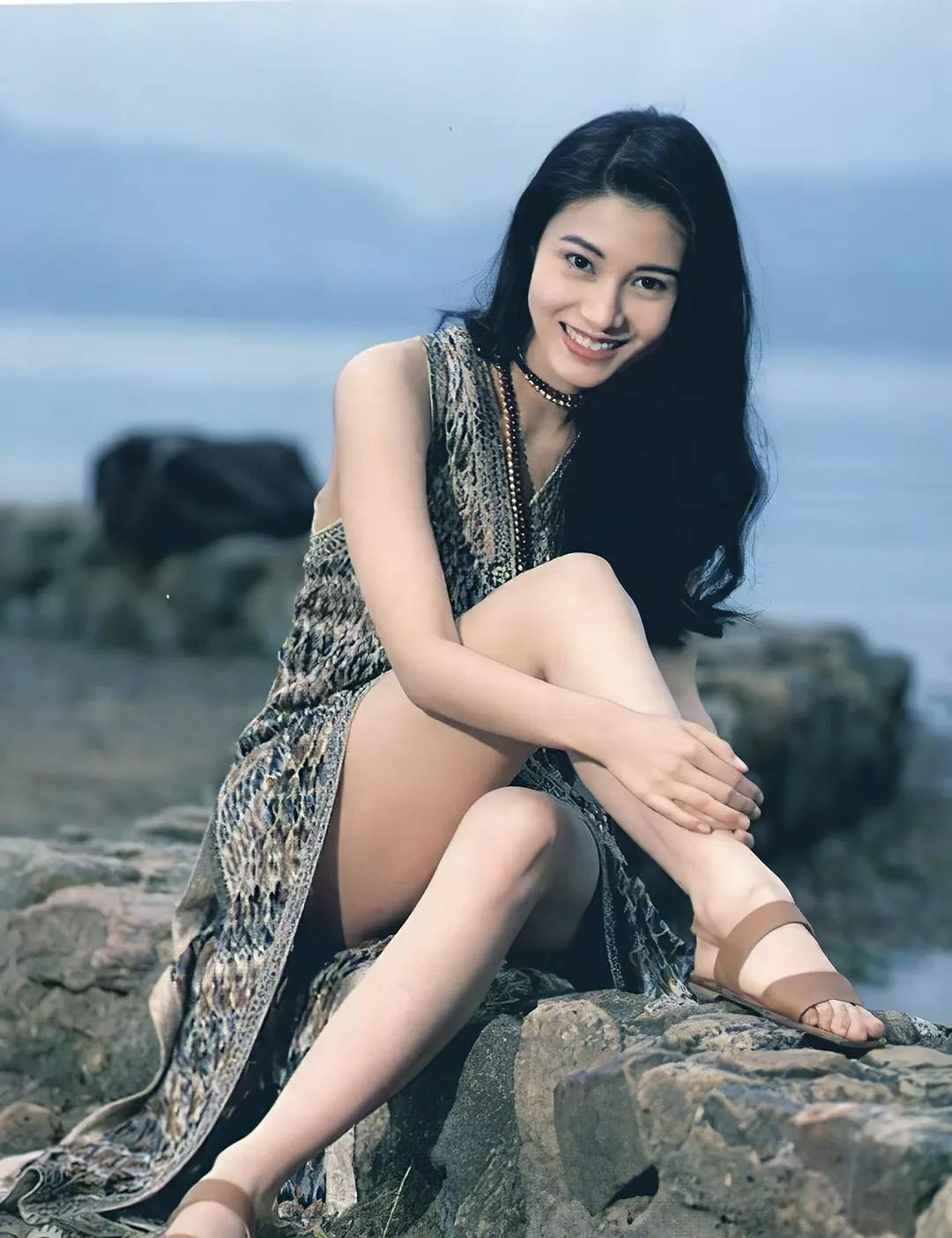 据说她是港星当中很不上镜的一位女演员，那她本人该有多好看？