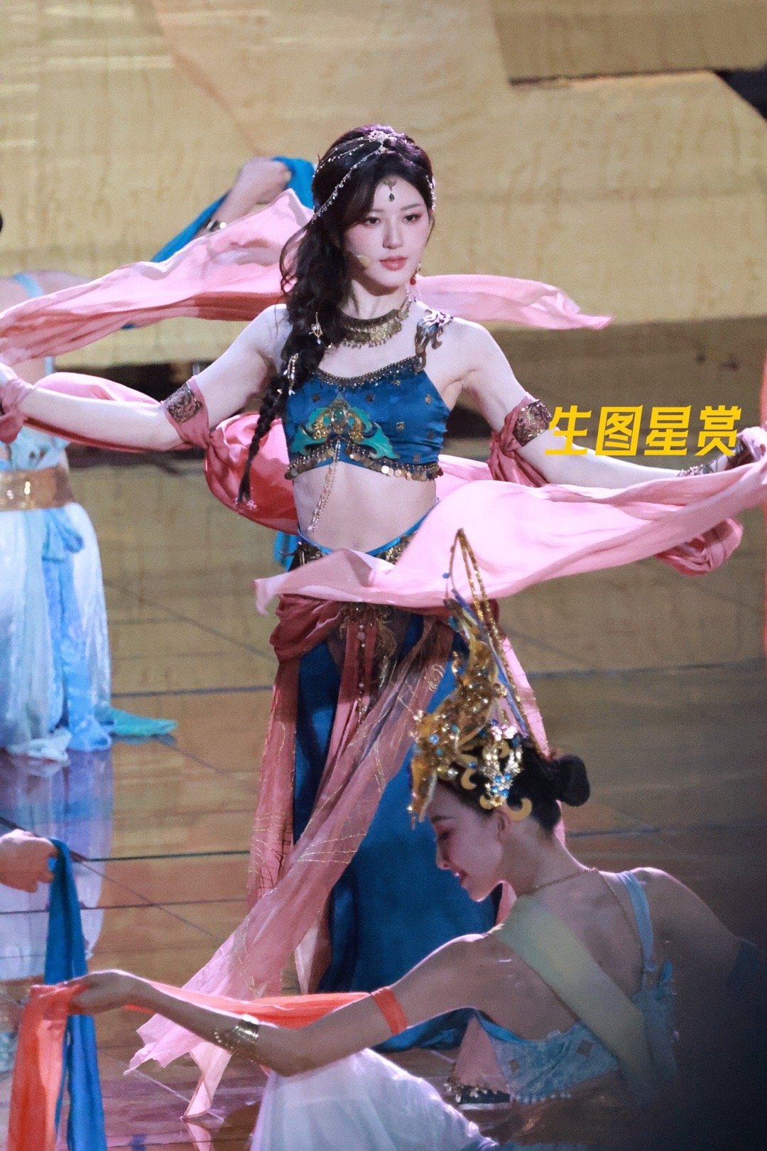 赵露思#湖南卫视跨年晚会# ，敦煌神女下凡🧚‍♀️💃🏻🍃 | 2416独