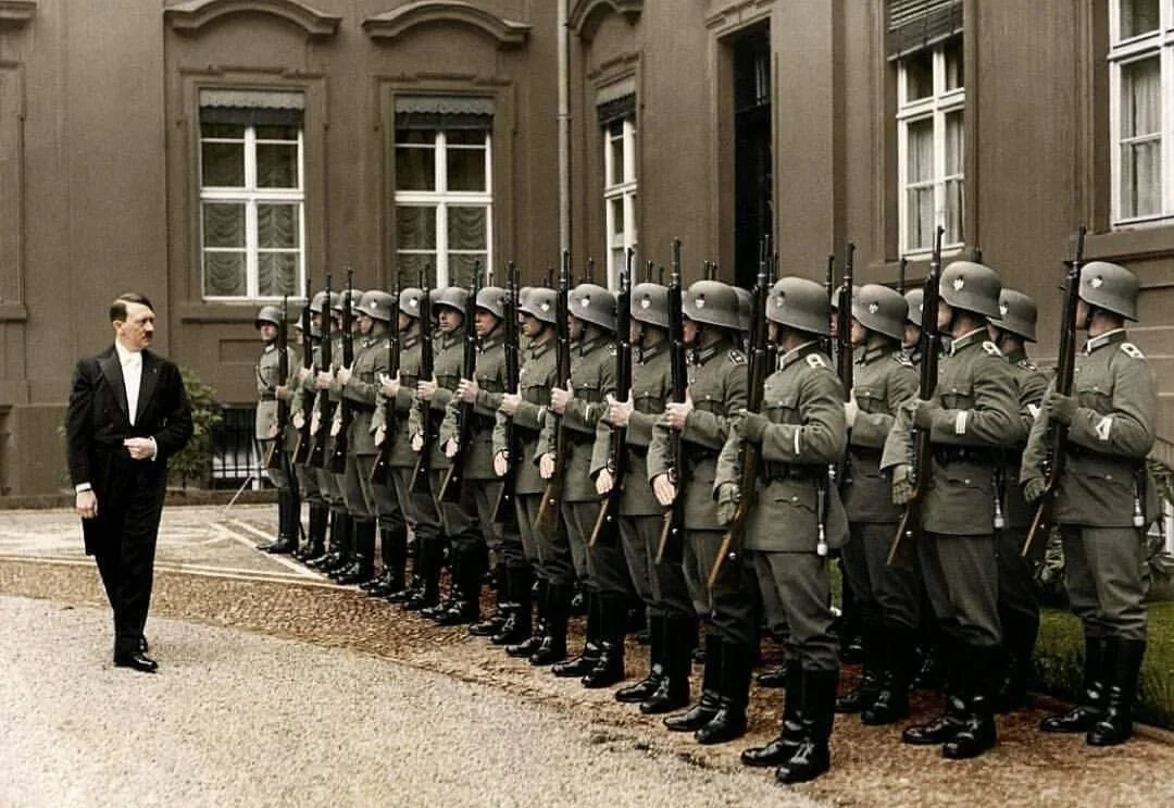 1936年，比较少见的小胡子身穿燕尾服在检阅德国国防军士兵。