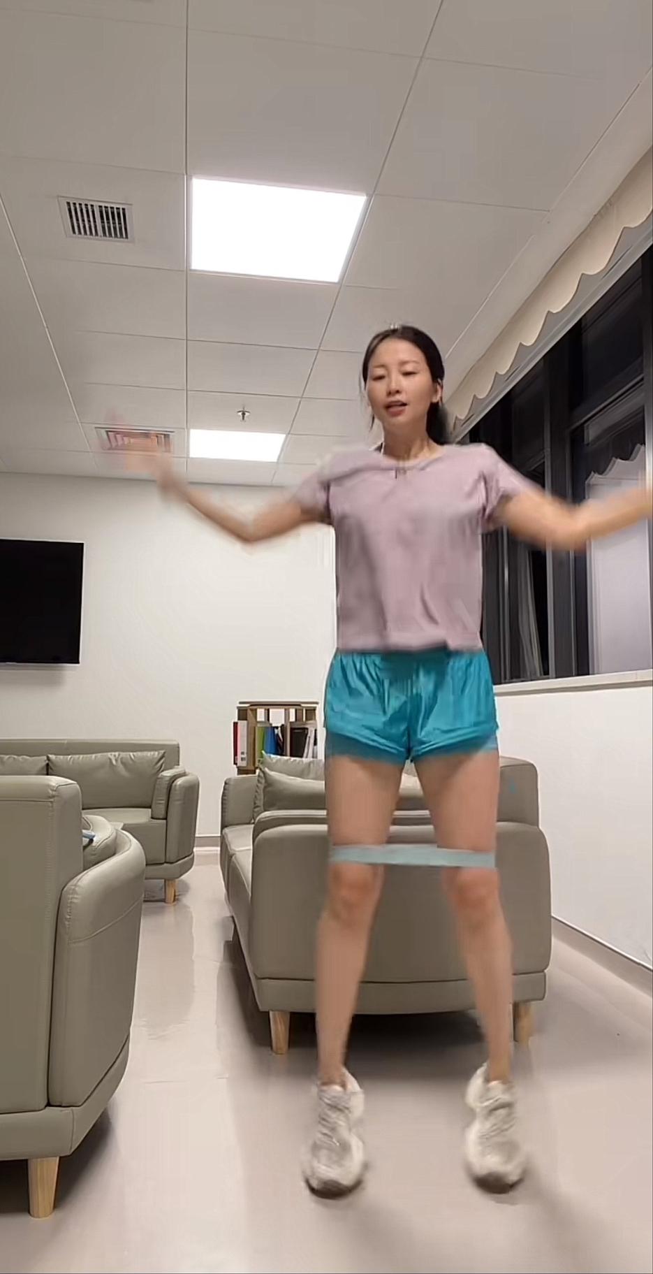 张大炮的老婆，这是在干啥？
看她穿着运动服，膝盖套着弹力带，手里还拉着拉力绳，在