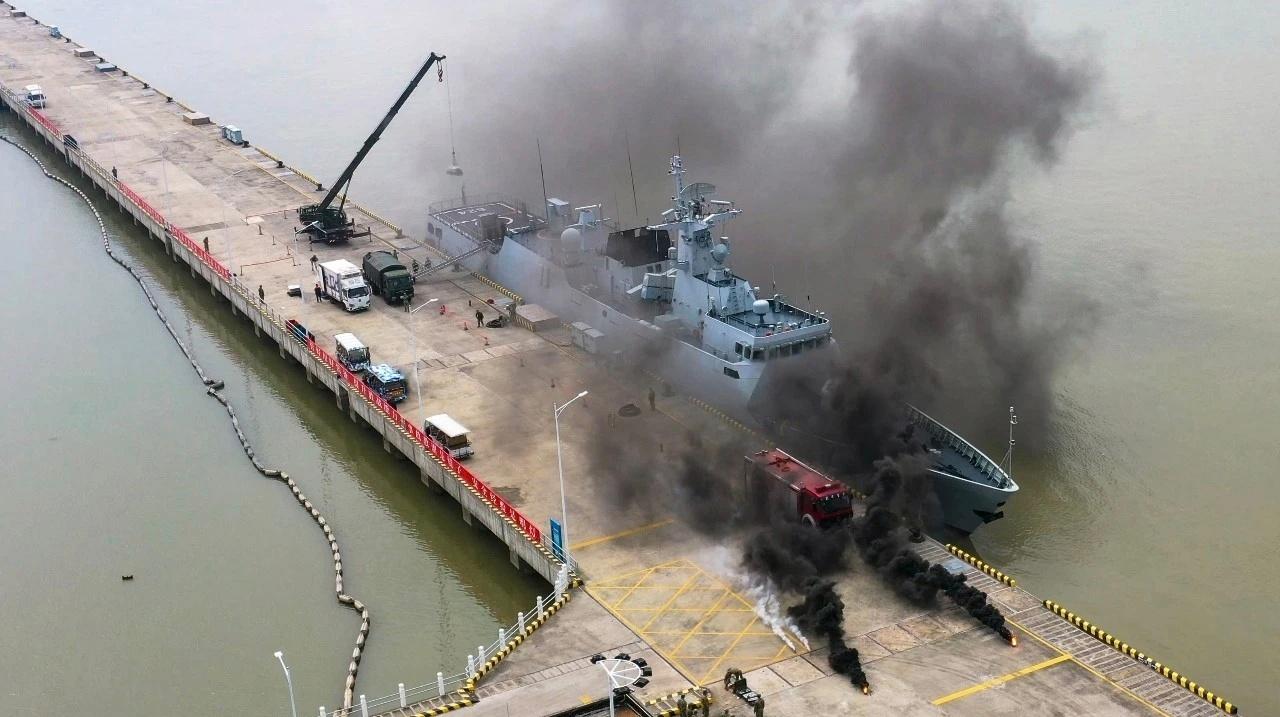 南部战区海军某基地实战化后装综合保障演练，以舰艇编队遇袭、母港遭“敌”突袭为背景