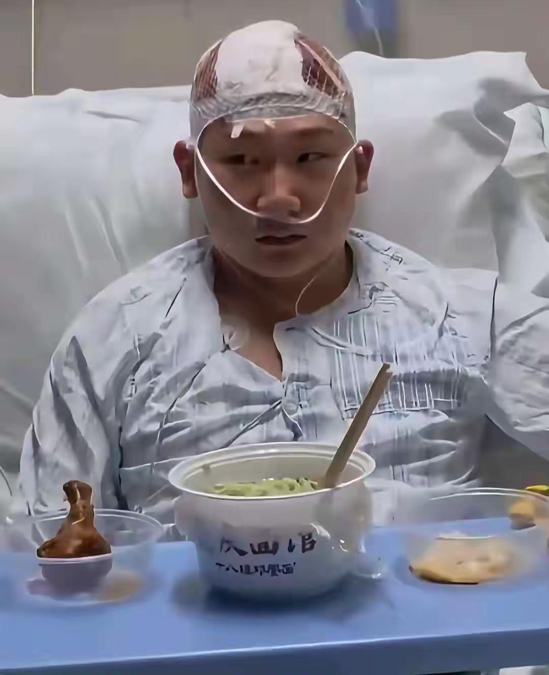 网红王扁在重庆摆摊时遭遇袭击，行凶者正是他的前经纪人，对方带着刀和锤子作案，一副