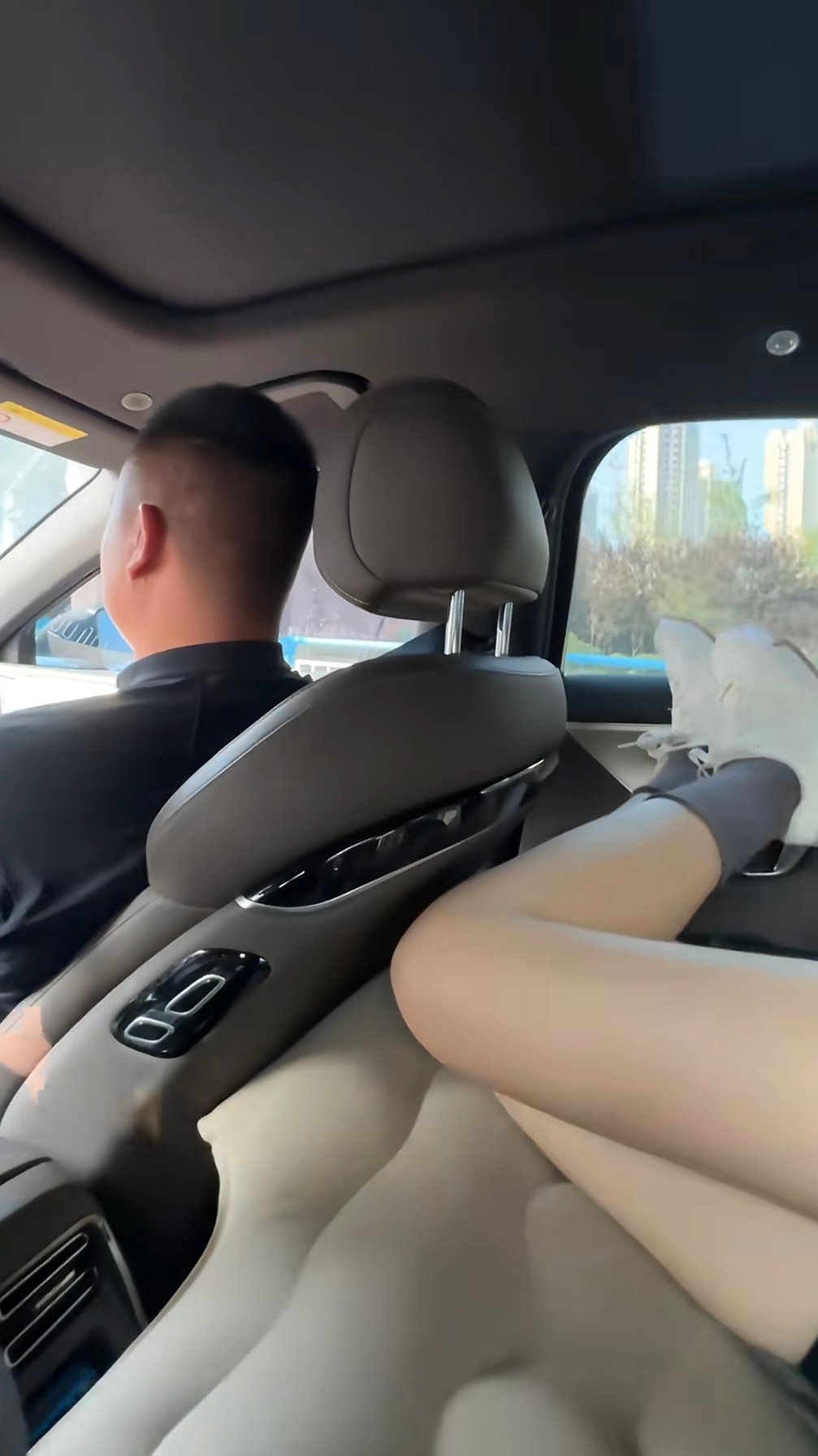 后排车载睡垫行驶途中使用是不够安全的 ​​​