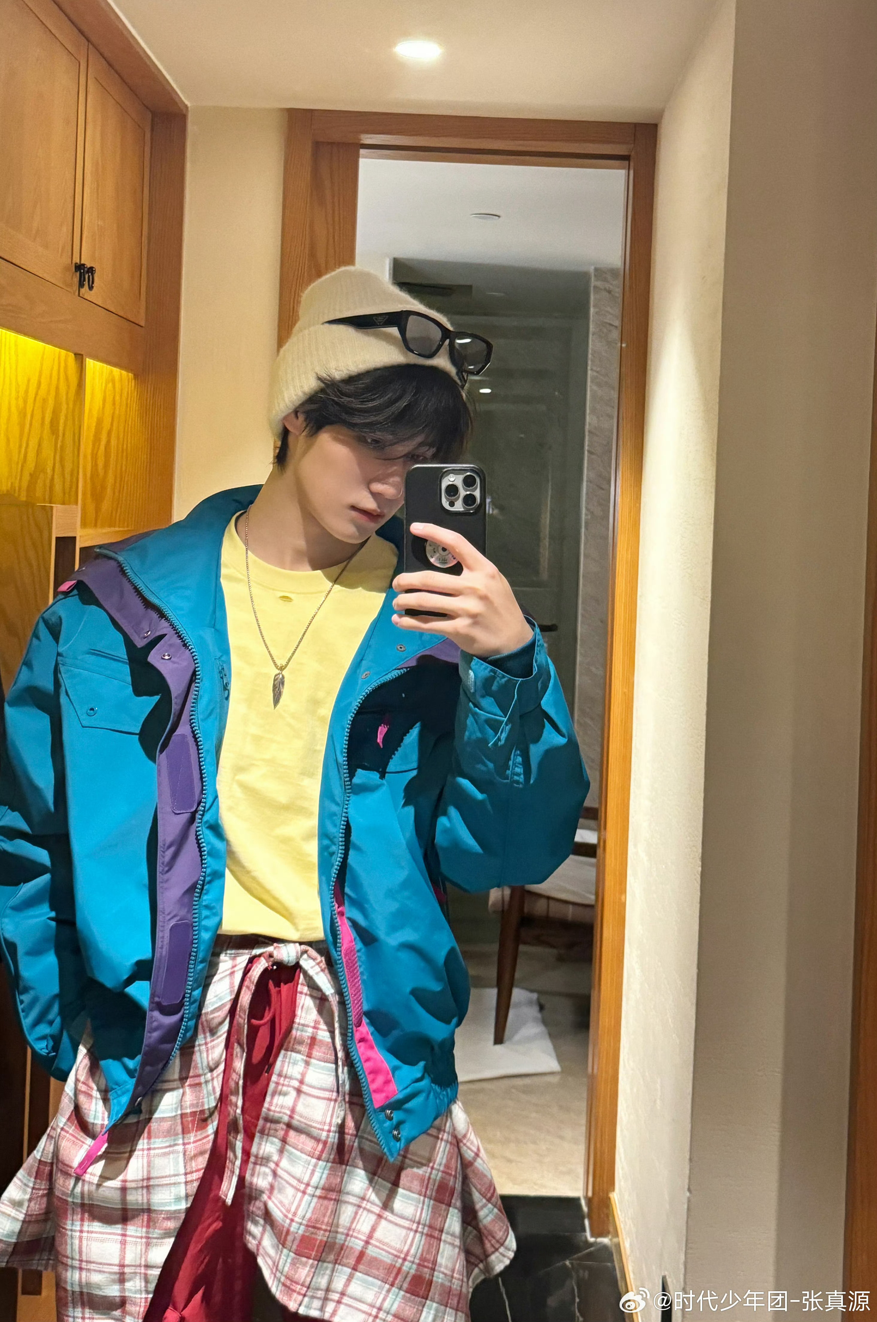 张真源对镜拍的神！！！！！[抓狂]🥹路过被帅一跳、、 