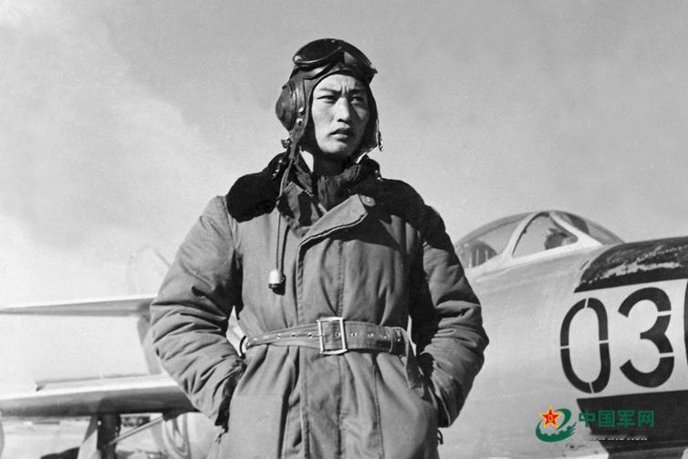 1951年，志愿军飞行员刘玉堤在返航途中，无意间发现，自己身下竟有一群黑压压的敌