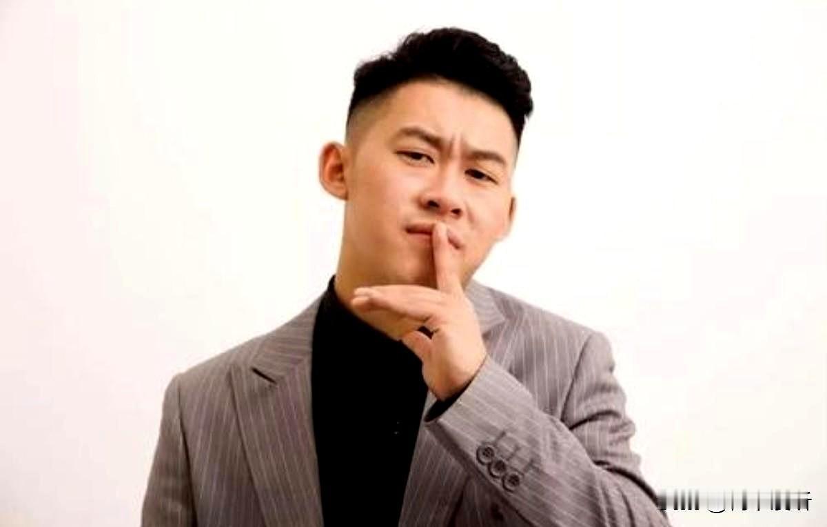 深夜偶然刷到阿夏的直播，看着屏幕一阵恍惚。
他就像个咱认识多年却越走越偏的老邻居