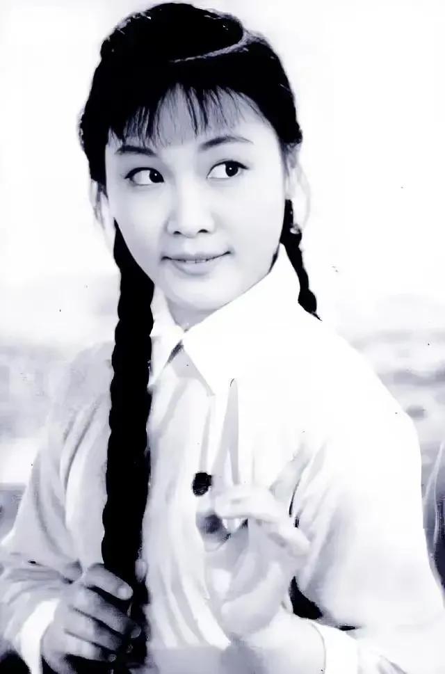 年轻时的李谷一老师：这是李谷一老师20岁时的一张旧照，一张俏脸，宛如花儿般娇艳。